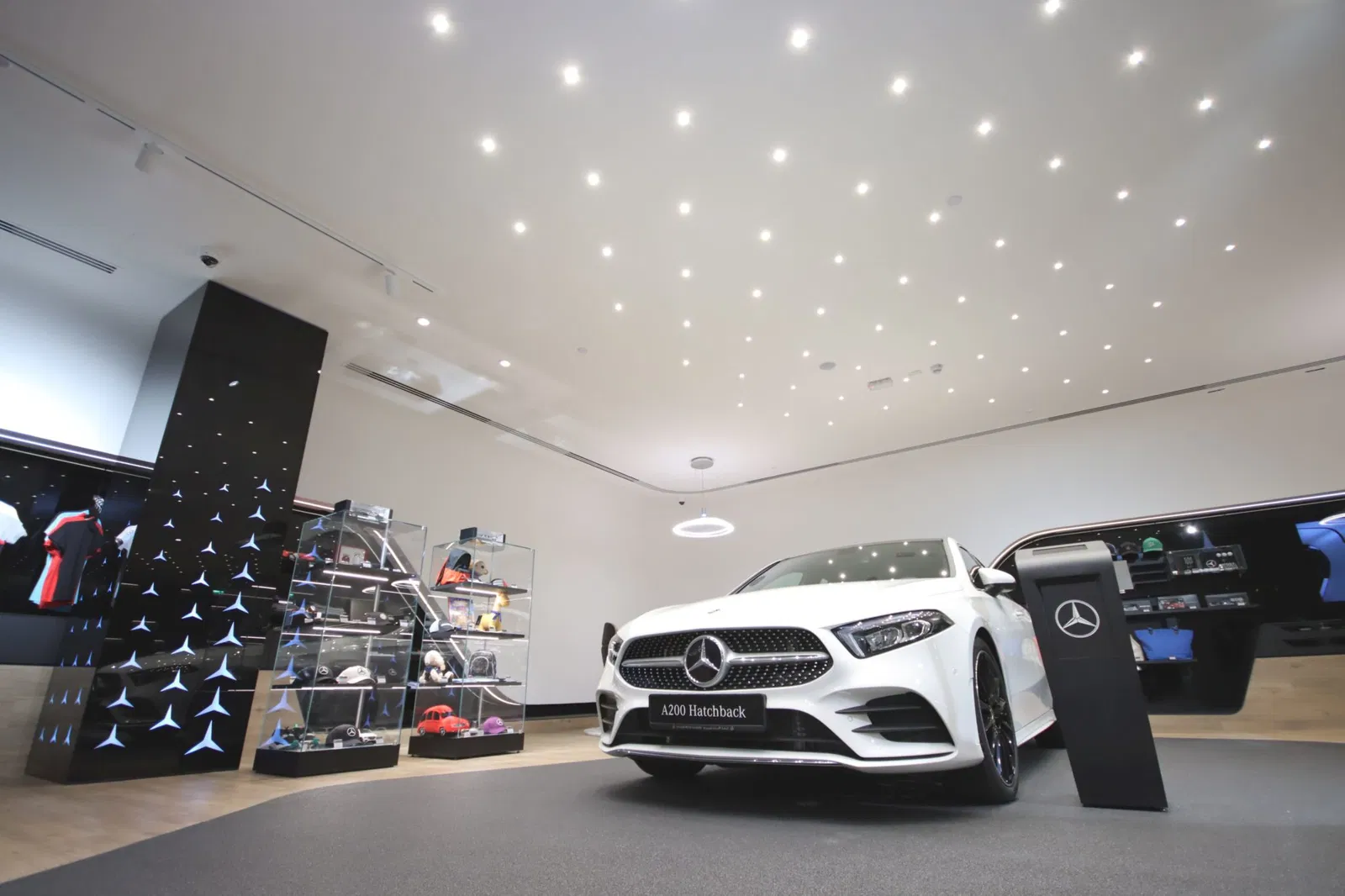 Love-That-Design-Mercedes-Benz-Showroom-Yas-Mall-04-2048x1365